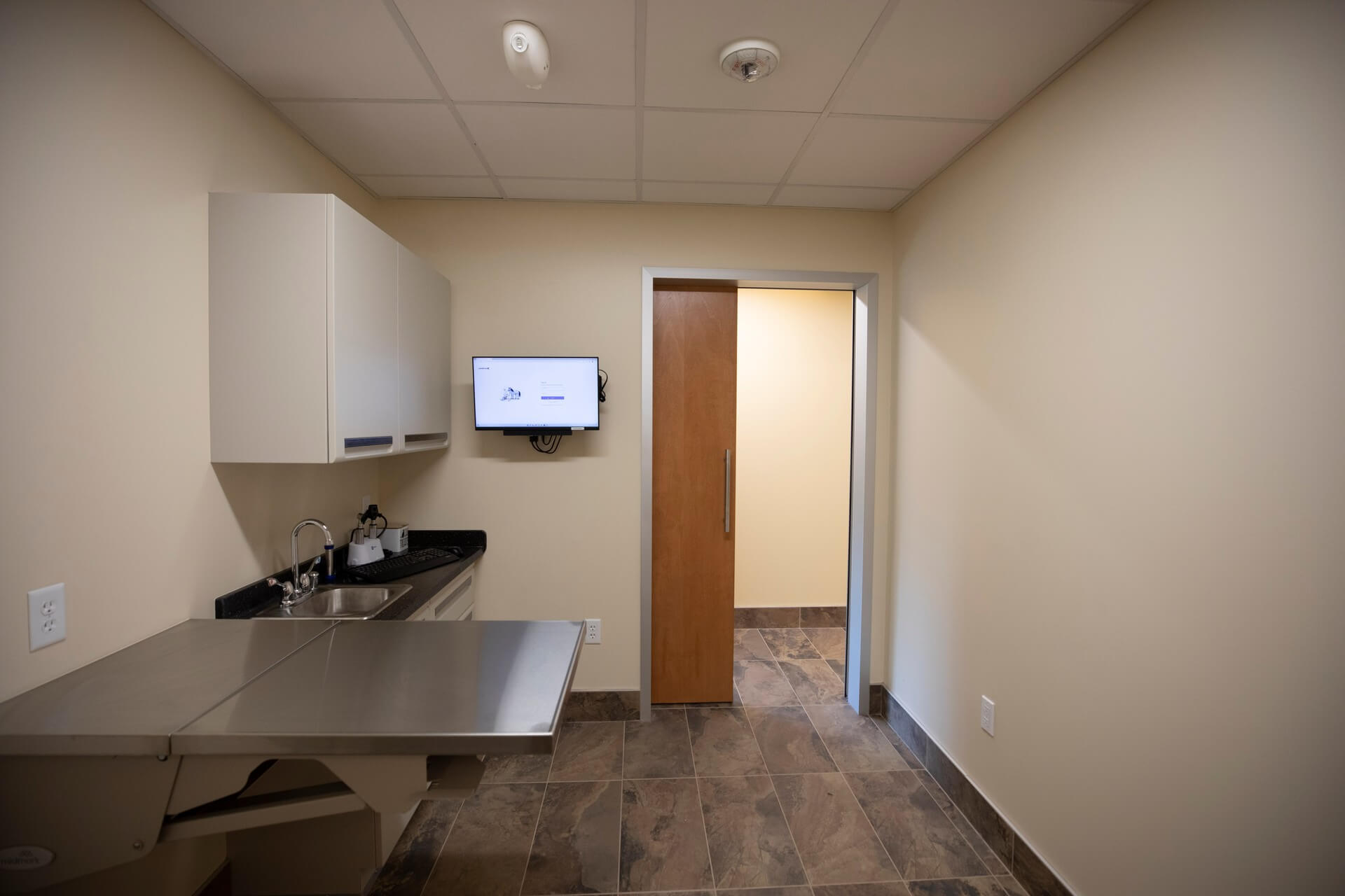 Diagnostic imaging room – Everhart Veterinary Medicine, Village of Cross Keys