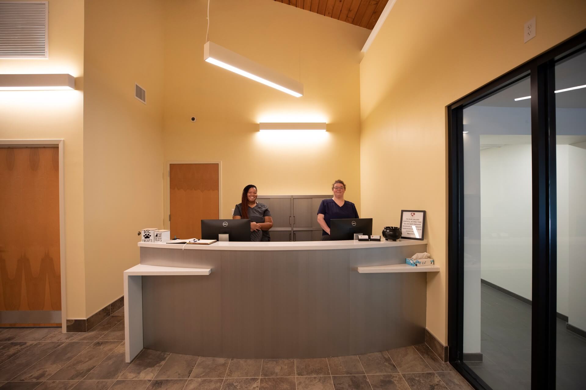 Reception and waiting area – Everhart Veterinary Medicine, Village of Cross Keys